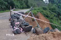 Km 2+300, Tỉnh lộ 673 bị sạt lở nghiêm trọng taluy âm, hở hàm ếch khiến nền đường yếu, nguy cơ đứt gãy tuyến. (Ảnh: TTXVN phát)