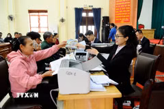 Ngân hàng chính sách xã hội chi nhánh tỉnh Hưng Yên giải ngân vốn vay cho các hộ dân xã Hùng Cường. (Ảnh Mạnh Khánh/TTXVN)