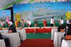 Các đại biểu thực hiện nghi thức động thổ dự án. (Ảnh: Đậu Tất Thành/TTXVN)