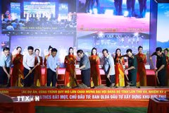 Thủ tướng Phạm Minh Chính và các đại biểu khởi công Dự án Trường nội trú liên cấp Tiểu học và Trung học cơ sở Bát Mọt tại điểm cầu xã Bát Mọt. (Ảnh: Dương Giang/TTXVN)