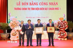Ông Nguyễn Xuân Thắng trao Bằng công nhận đạt chuẩn mức độ 1 cho Ban Giám hiệu nhà trường. (Ảnh: Trung Kiên/TTXVN)