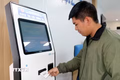 Áp dụng phần mềm lấy số thứ tự tại Trung tâm Phục vụ hành chính công một cấp tại Quảng Ninh. (Ảnh: Văn Đức/TTXVN)