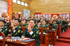 Các đại biểu biểu quyết các nội dung chương trình làm việc của Đại hội. (Ảnh: Lê Xuân/TTXVN)