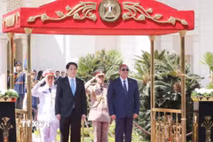 Tổng thống Ai Cập Abdel Fattah El-Sisi và Chủ tịch nước Lương Cường trên bục danh dự nghe quân nhạc cử quốc thiều hai nước. (Ảnh: Lâm Khánh/TTXVN)