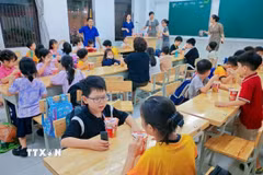 Trường Tiểu học Nguyễn Viết Xuân bố trí bữa ăn cho học sinh khi chưa có bố mẹ đón về. (Ảnh: TTXVN phát)