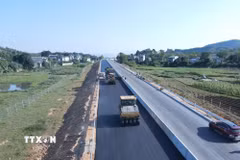 Dự án cao tốc Tuyên Quang-Hà Giang (giai đoạn 1) tiếp tục được khẩn trương hoàn thiện. (Ảnh: Hoàng Hải/TTXVN)