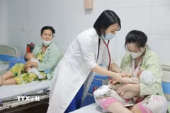 Khám chữa bệnh cho bệnh nhi. Ảnh minh họa, (Ảnh: Minh Quyết/TTXVN)