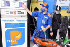 Nhân viên đổ xăng tại Hà Nội. (Ảnh: Trần Việt/TTXVN)