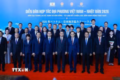 Thủ tướng Lê Minh Hưng với các đại biểu tham dự Diễn đàn Hợp tác địa phương Việt Nam-Nhật Bản năm 2026 tại thành phố Huế. (Ảnh: Dương Giang/TTXVN)