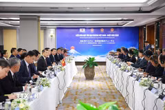 Thủ tướng Lê Minh Hưng làm việc với Đoàn đại biểu địa phương Nhật Bản. (Ảnh: Dương Giang/TTXVN)