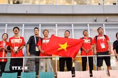 Các cổ động viên cổ vũ cho đội tuyển Việt Nam. (Ảnh: Bùi Hà/TTXVN)