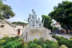 Tượng đài "Quyết tử để Tổ quốc quyết sinh” bên hồ Hoàn Kiếm. (Ảnh: Ban Quản lý Di tích danh thắng Hà Nội)