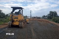 Thi công dự án đầu tư xây dựng đường Hồ Chí Minh, đoạn Rạch Sỏi-Bến Nhất, Gò Quao-Vĩnh Thuận trên địa bàn tỉnh An Giang. (Ảnh: TTXVN phát)