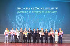 Phó Thủ tướng Nguyễn Chí Dũng cùng các lãnh đạo tỉnh Bắc Ninh chụp ảnh với đại diện các doanh nghiệp được trao chứng nhận, điều chỉnh đầu tư. (Ảnh: Thanh Thương/TTXVN)