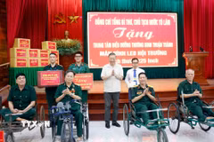 Tổng Bí thư, Chủ tịch nước Tô Lâm tặng quà cho Trung tâm Điều dưỡng thương binh Thuận Thành. (Ảnh: Thống Nhất/TTXVN)