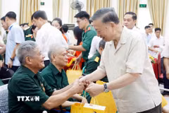 Tổng Bí thư, Chủ tịch nước Tô Lâm thăm hỏi, tặng quà cho các thương binh, bệnh binh. (Ảnh: Thống Nhất/TTXVN)