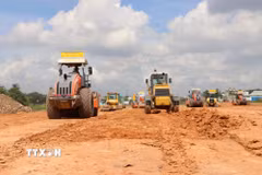 Nhân lực, máy móc thi công nền đường cao tốc Biên Hòa-Vũng Tàu, một trong nhiều dự án trọng điểm đang triển khai ở Đồng Nai. (Ảnh: Công Phong/TTXVN)