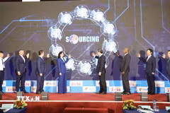 Đại biểu thực hiện nghi thức khai mạc Viet Nam International Sourcing 2026. (Ảnh: Xuân Anh/TTXVN)