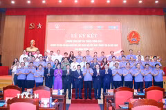 Lãnh đạo Viện Kiểm sát Nhân dân Tối cao, Thông tấn xã Việt Nam, Đài Truyền hình Việt Nam, Báo Nhân Dân, Đài Tiếng nói Việt Nam cùng các đại biểu. (Ảnh: Phạm Kiên/TTXVN)