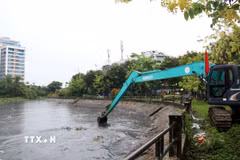 Các nhà thầu thi công nạo vét rạch Xuyên Tâm, đoạn phía trước Trường Đại học Văn Lang. (Ảnh: Tiến Lực/TTXVN)