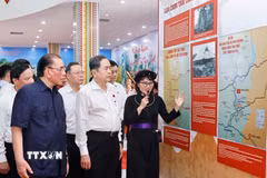 Chủ tịch Quốc hội Trần Thanh Mẫn và nguyên Tổng Bí thư Nông Đức Mạnh dự chương trình. (Ảnh: Doãn Tấn/TTXVN)