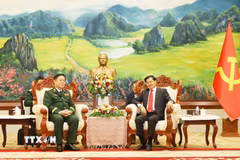 Tổng Bí thư, Chủ tịch nước Lào Thongloun Sisoulith tiếp Đại tướng Nguyễn Trọng Nghĩa đến chào xã giao. (Ảnh: Xuân Tú/TTXVN)