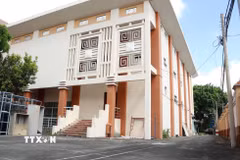 Trụ sở Ủy ban Nhân dân quận Tân Phú (cũ) được cải tạo thành Trường THPT Thoại Ngọc Hầu giúp giảm áp lực phòng học ở khu vực này. (Ảnh: Hứa Chung/TTXVN)