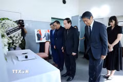 Phó Thủ tướng Lê Tiến Châu tưởng niệm nguyên Thủ tướng Nhật Bản Fukuda Yasuo. (Ảnh: An Đăng/TTXVN)