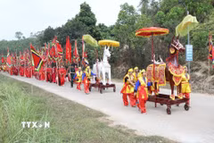 Lễ rước phụng nghinh từ đền Đèo Kẻng về đền Công đồng Bắc Lệ. (Ảnh: Anh Tuấn/TTXVN)