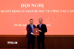Giáo sư, Viện sỹ Trần Hồng Thái, Ủy viên Trung ương Đảng, Chủ tịch Viện Hàn lâm Khoa học và Công nghệ Việt Nam trao Quyết định bổ nhiệm Giáo sư, Tiến sỹ Trần Đại Lâm (bên trái). (Ảnh: Thu Phương/TTXVN)