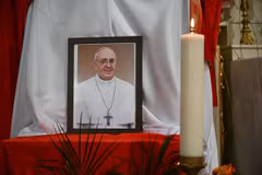 Chân dung Giáo hoàng Francis tại Thánh đường tu viện Franciscan ở Kalwaria Paclawska, Ba Lan ngày 21/4/2025. (Ảnh: PAP/TTXVN)