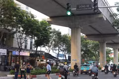 Người đi bộ phải sang đường đúng nơi quy định. (Nguồn: Vietnam+)