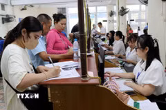 Người dân đến giải quyết thủ tục hành chính tại Trung tâm phục vụ hành chính công phường Nam Định, tỉnh Ninh Bình. (Ảnh: Nguyễn Lành/TTXVN)