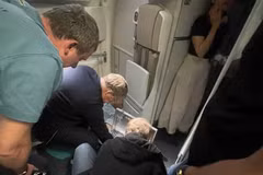 Bác sỹ hỗ trợ cấp cứu khách trên chuyến bay của Vietnam Airlines. (Nguồn: Vietnam Airlines)