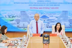 Chủ tịch UBND thành phố Hải Phòng Đỗ Thành Trung chủ trì tiếp Đoàn Lãnh sự danh dự và Đại sứ Việt Nam tại nước ngoài. (Ảnh: Minh Huệ/TTXVN)