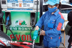Mức giảm đồng loạt 350 đồng/lít tại toàn bộ hệ thống cửa hàng xăng dầu trực thuộc PVOil kéo dài đến 15 giờ 00 ngày 22/10. (Ảnh: Trần Việt/TTXVN)
