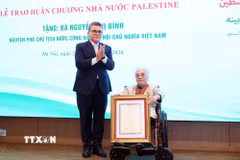 Đại sứ đặc mệnh toàn quyền Nhà nước Palestine tại Việt Nam Saadi Salama trao tặng Huân chương "Ngôi sao Công trạng" của Nhà nước Palestine cho nguyên Phó Chủ tịch nước Nguyễn Thị Bình. (Ảnh: An Đăng/TTXVN)
