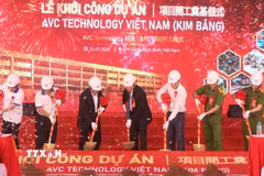 Các đại biểu thực hiện nghi thức khởi công dự án. (Ảnh: Thanh Tuấn/TTXVN)