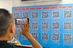 Người dân sử dụng mã QR để tra cứu thông tin thủ tục hành chính tại điểm hỗ trợ chuyển đổi số cộng đồng. (Ảnh: Trung Nguyên/TTXVN)
