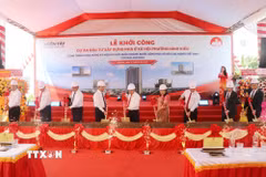 Các đại biểu thực hiện nghi thức lễ khởi công dự án. (Ảnh: Ngọc Thiện/TTXVN)