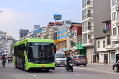 Hà Nội đã triển khai thêm các tuyến xe buýt điện nhằm giảm thiểu khí thải nhà kính ra môi trường. (Nguồn: Vietnam+)