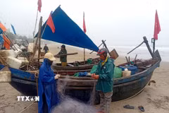 Anh Ngô Quang Tùng, phường Sầm Sơn, Thanh Hóa đang chuẩn bị lưới cá để ra khơi trong chiều 19/2. (Ảnh: Nguyễn Nam/TTXVN)