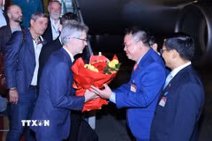 Phó Chủ nhiệm Ủy ban Quốc phòng, An ninh và Đối ngoại của Quốc hội Nguyễn Quốc Hùng đón Chủ tịch Thượng viện Quốc hội Cộng hòa Séc Milos Vystrcil tại Sân bay quốc tế Nội Bài. (Ảnh: Minh Đức/TTXVN)