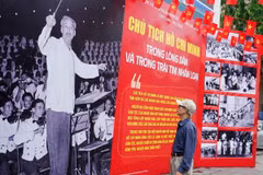 Người dân Thủ đô tham quan trưng bày ảnh 'Chủ tịch Hồ Chí Minh trong lòng dân và trong trái tim nhân loại.' (Ảnh: Khánh Hòa/TTXVN)