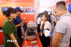 Đông đảo người dân trong nước và quốc tế tham quan các gian hàng phòng cháy chữa cháy và cứu nạn cứu hộ tại triển lãm. (Ảnh: Phạm Kiên/TTXVN)