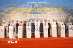 Phó Chủ tịch Ủy ban Nhân dân thành phố Hà Nội Nguyễn Mạnh Quyền cùng các đại biểu thực hiện nghi Lễ khởi công dự án. (Ảnh: Quốc Lũy/TTXVN)