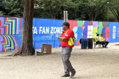 Các tấm biển mang biểu tượng FIFA World Cup 2026 được lắp đặt trong khu vực Fan Zone. (Ảnh: Ngọc Quang/TTXVN)