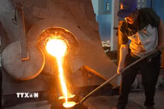 Công nhân làm việc tại nhà máy sản xuất đồng ở tỉnh Hà Bắc, Trung Quốc. (Ảnh: THX/TTXVN)