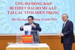 Thủ tướng Phạm Minh Chính quyên góp ủng hộ đồng bào bị thiệt hại do mưa lũ tại các tỉnh miền Trung. (Ảnh: Dương Giang/TTXVN)