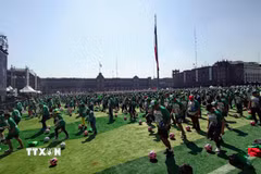 Mexico tổ chức buổi học bóng đá với sự tham gia của hơn 9.500 người tại thủ đô Mexico City nhằm quảng bá cho World Cup 2026, lập kỷ lục Guinness về lớp học bóng đá có đông người tham gia nhất. (Ảnh: Phi Hùng/TTXVN)